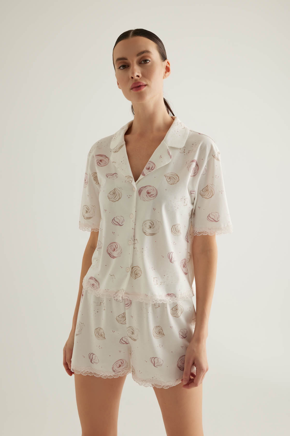 Kadın Pamuklu Kısa Kollu Dantel Detaylı Gömlek Pijama Üstü