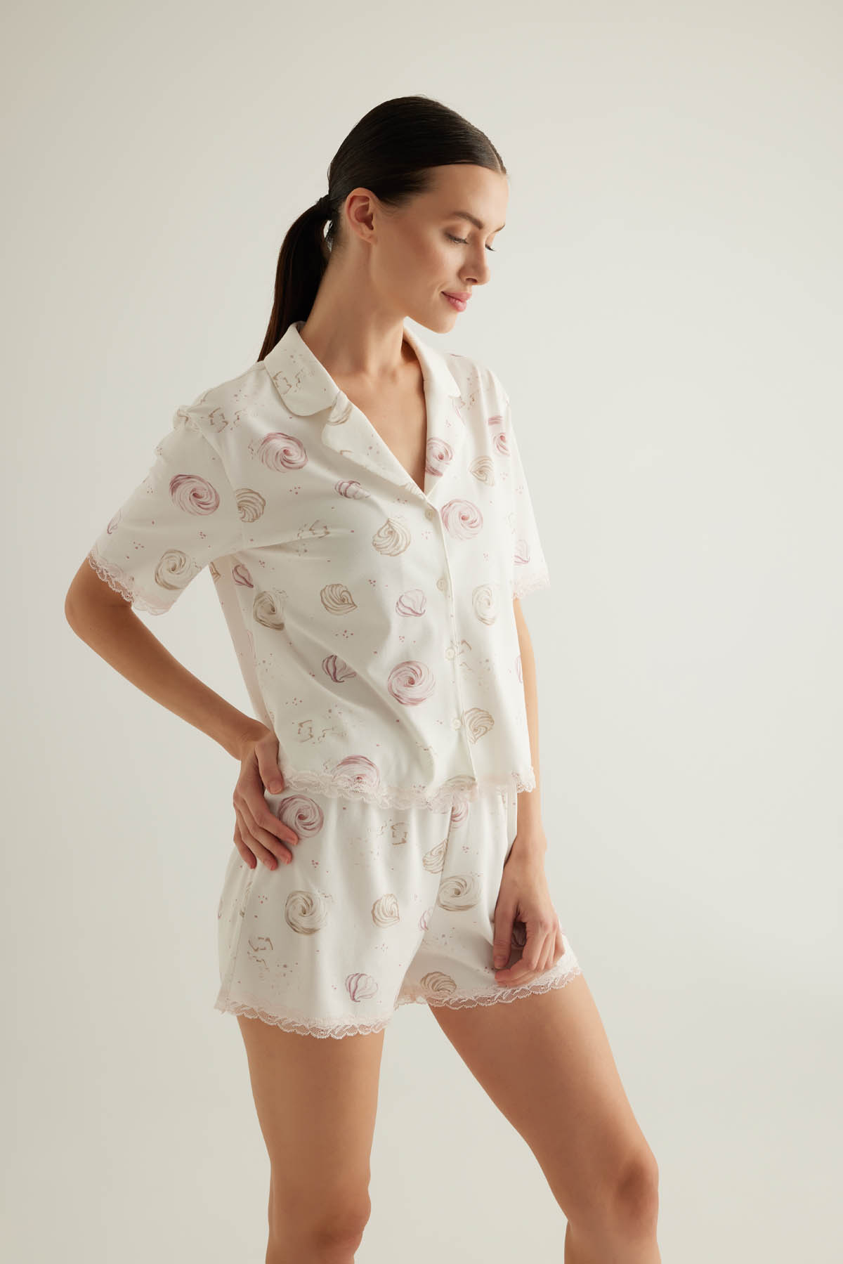 Kadın Pamuklu Kısa Kollu Dantel Detaylı Gömlek Pijama Üstü
