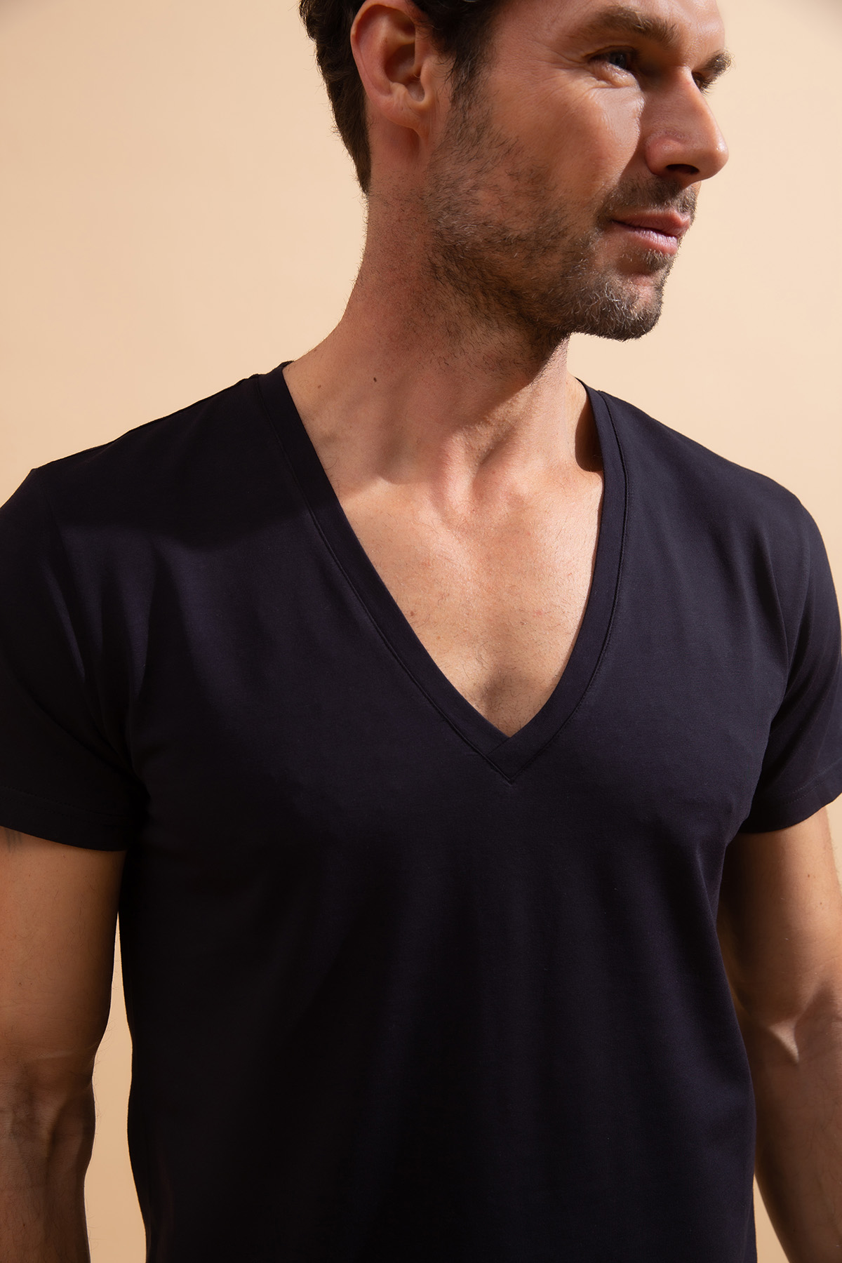 Erkek Pamuklu Derin V Yaka Kısa Kollu T-shirt
