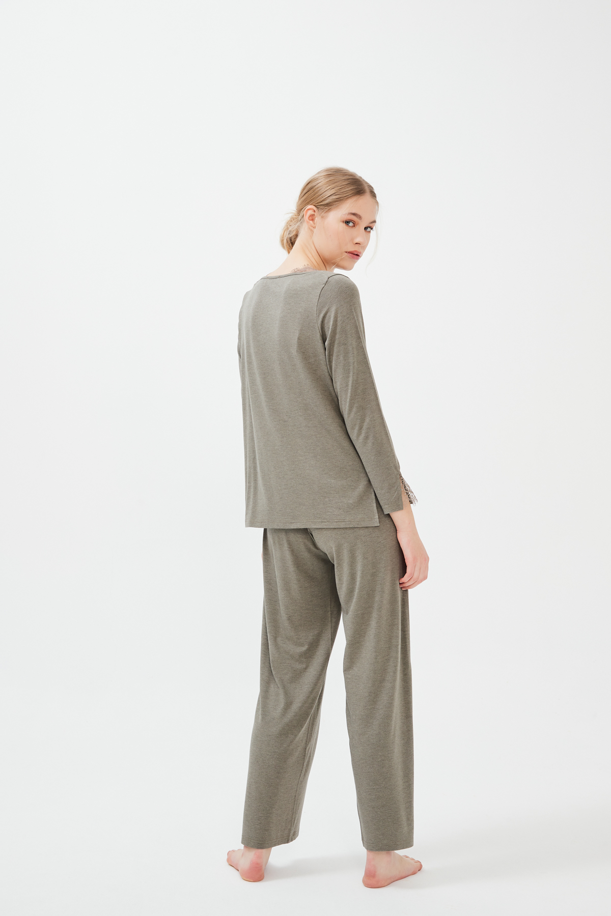 Kadın Dantel Detaylı  Degaje Yaka Modal  Pijama Takımı