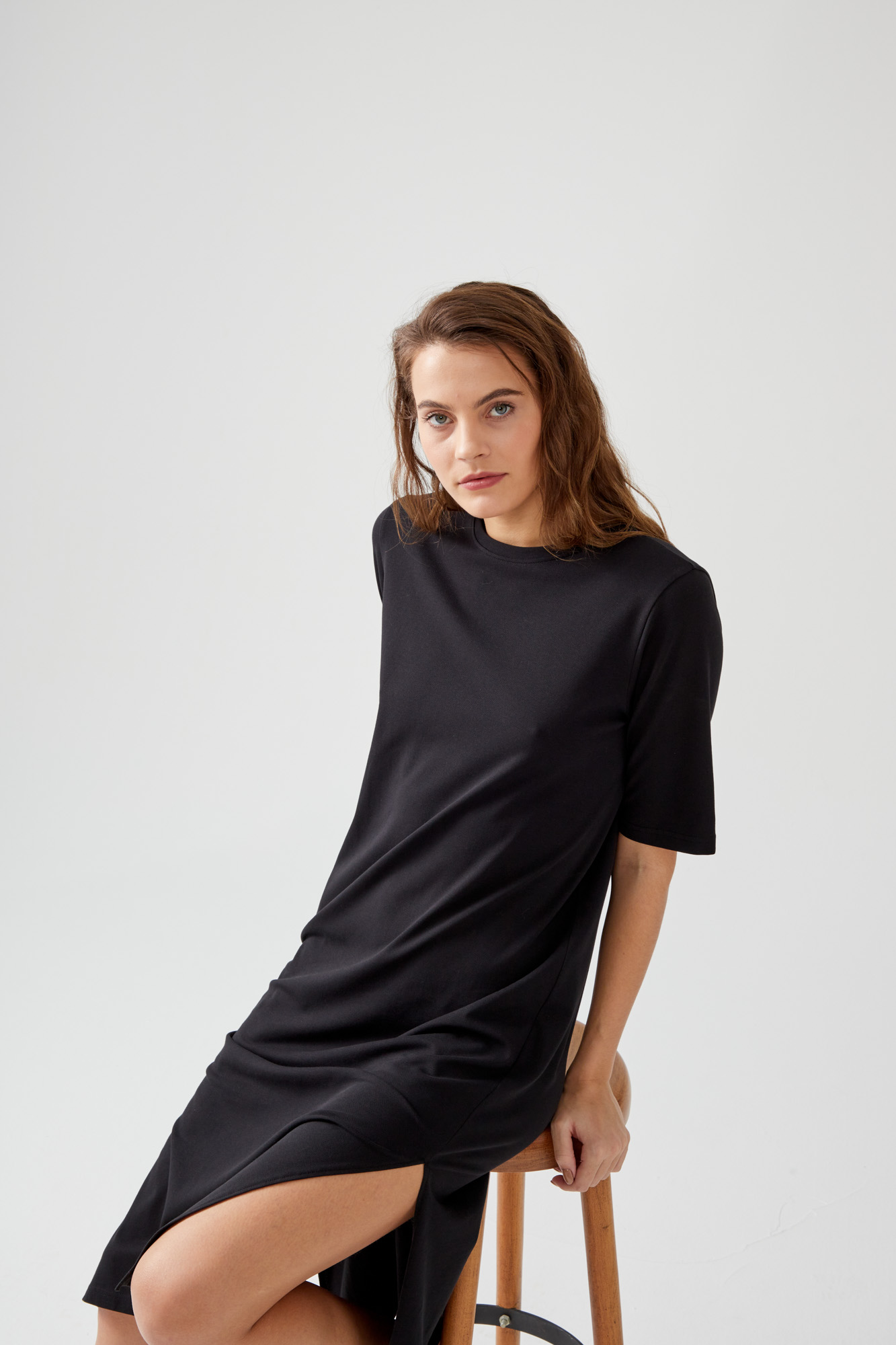 Kadın Kısa Kollu Yandan Yırtmaçlı T-shirt Form Elbise