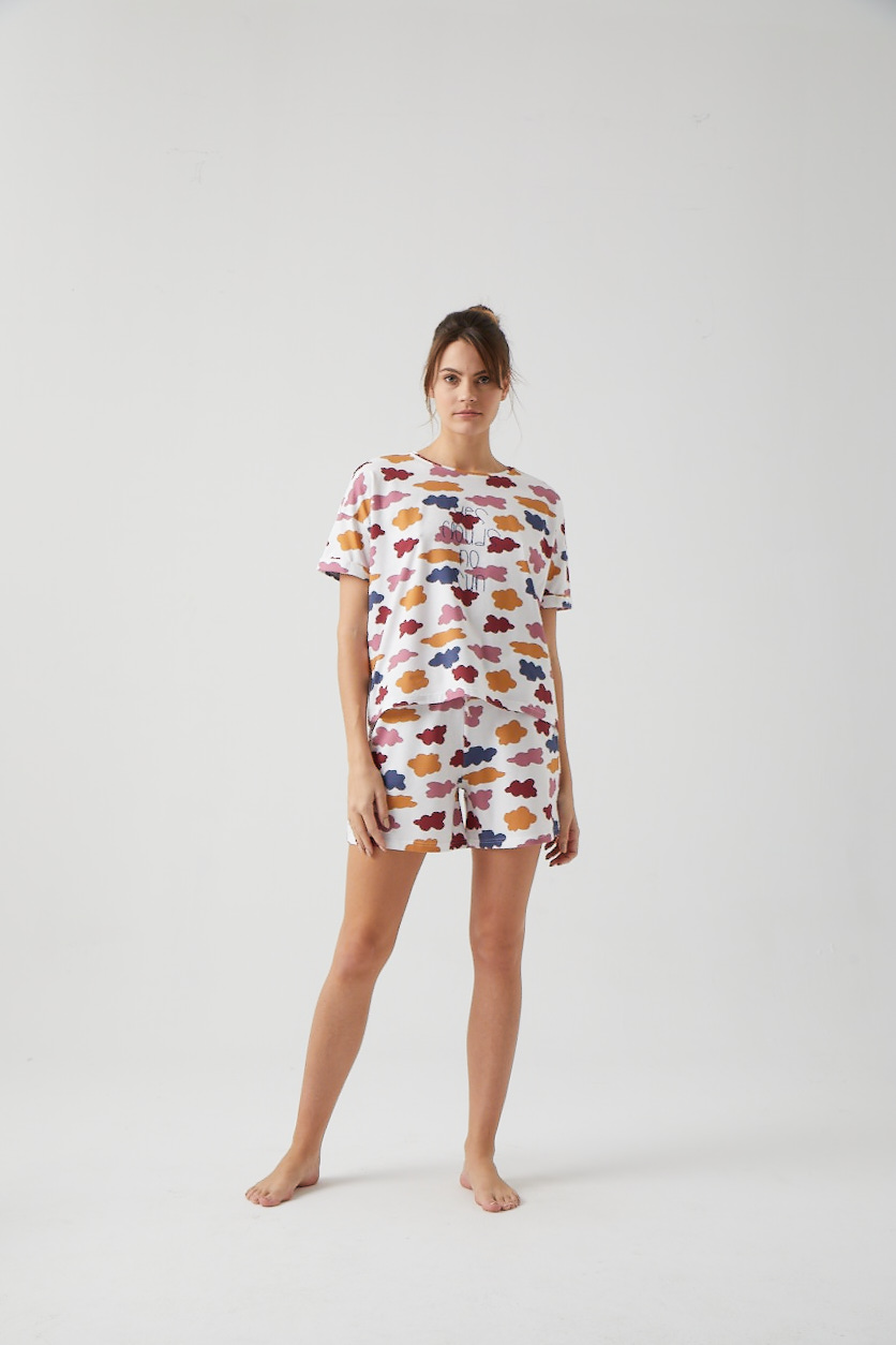 Kadın Renkli Bulut Baskılı Düşük Omuzlu Üst Şortlu Pijama Takımı