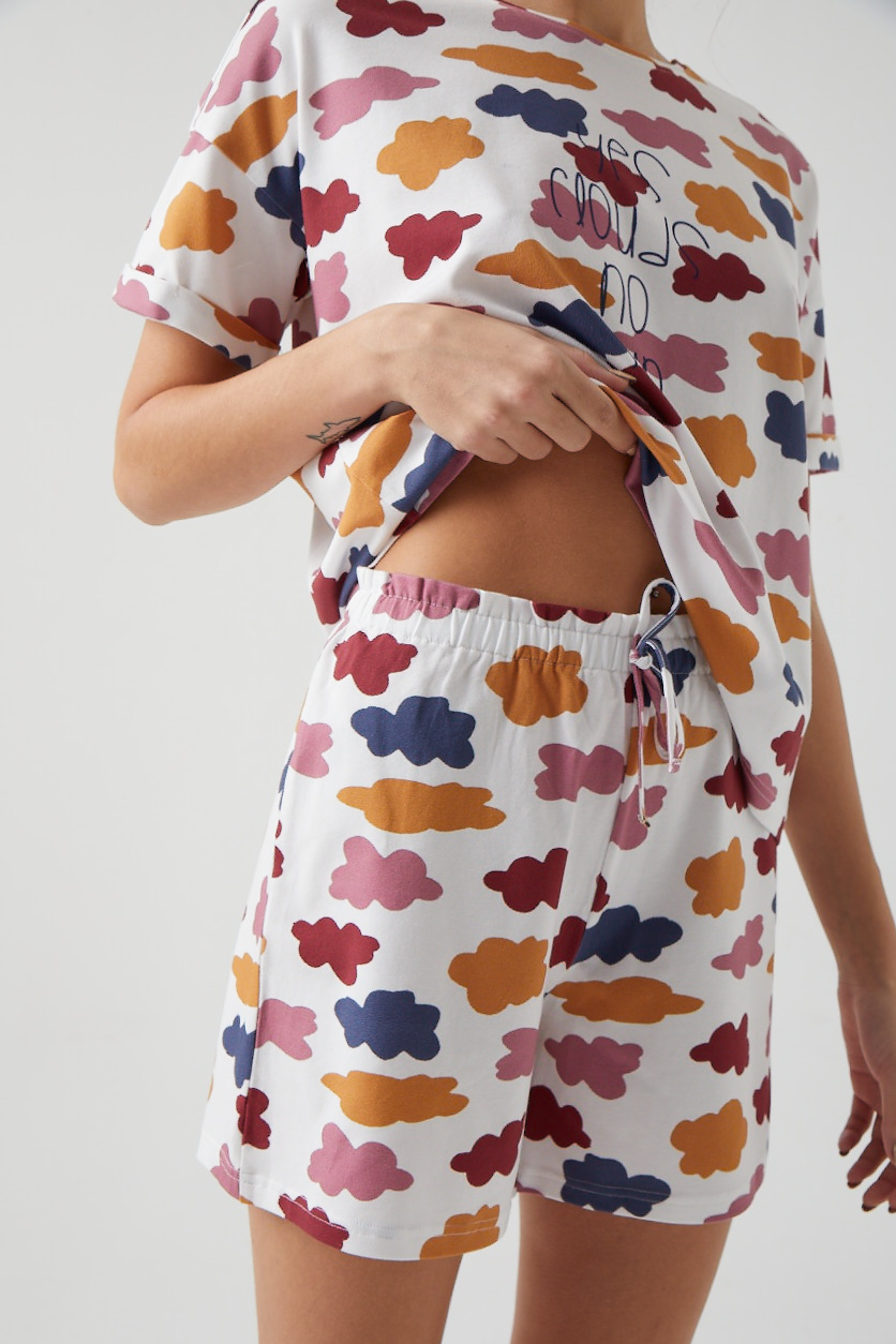 Kadın Renkli Bulut Baskılı Düşük Omuzlu Üst Şortlu Pijama Takımı