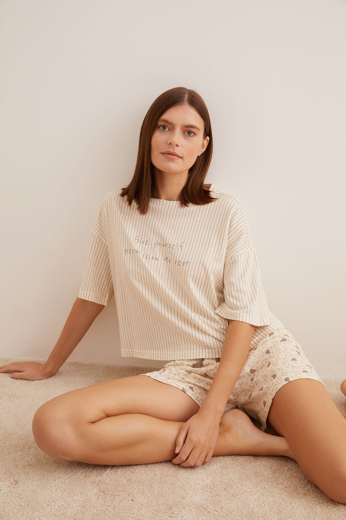 Kadın Modal Karışımlı Pamuklu Sırtta Yırtmaç Detaylı Şortlu Pijama Takımı