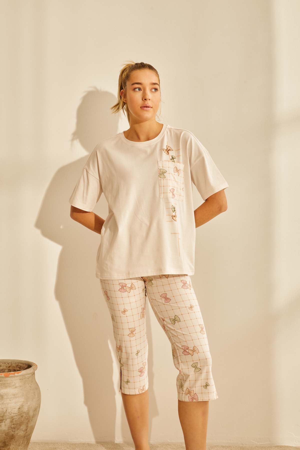 Kadın Pamuklu Kısa Kollu Yırtmaçlı Kapri Pijama Takımı