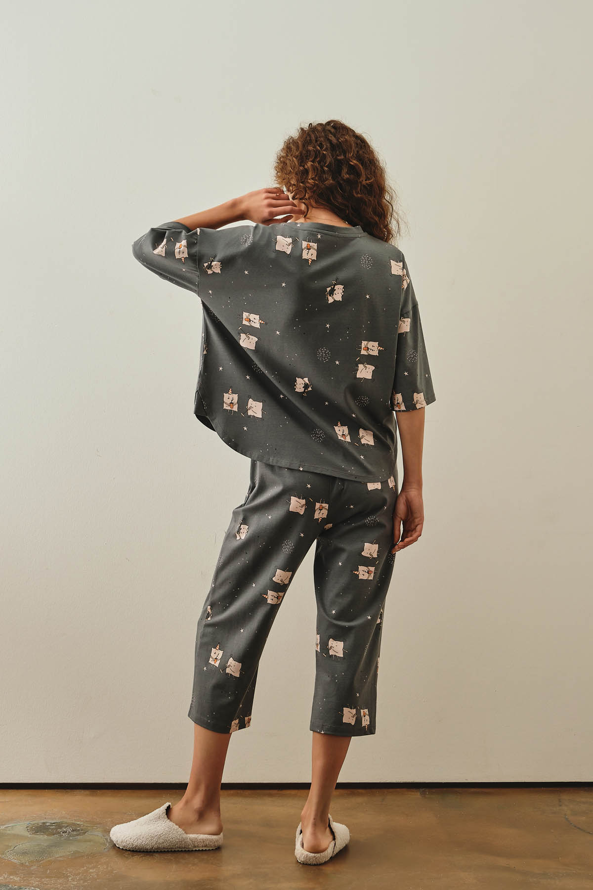 Kadın Pamuklu Kısa Kollu Kapri Pijama Takımı